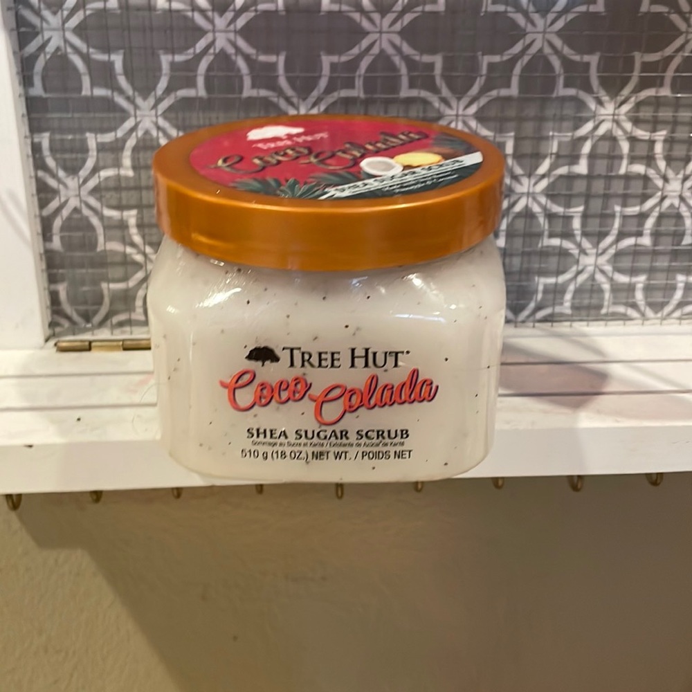 I am selling tree hut body scrub Coco colada smells amazing I have not used it!!